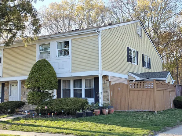 2E Ethan Allen Court, Ridge, NY 11961