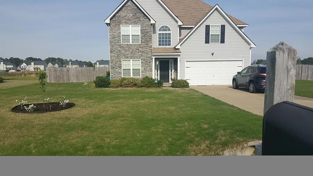 3 bed, 2.5 bath, 2208 sqft, $1,700 — Photo 1