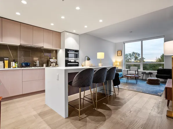 1632 Lions Gate Ln #805, North Vancouver, BC V7P 0C5