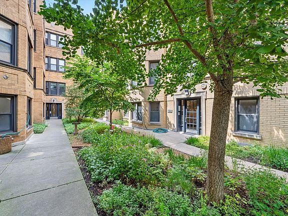 3rd image of 2842 N Francisco Ave APT 1A