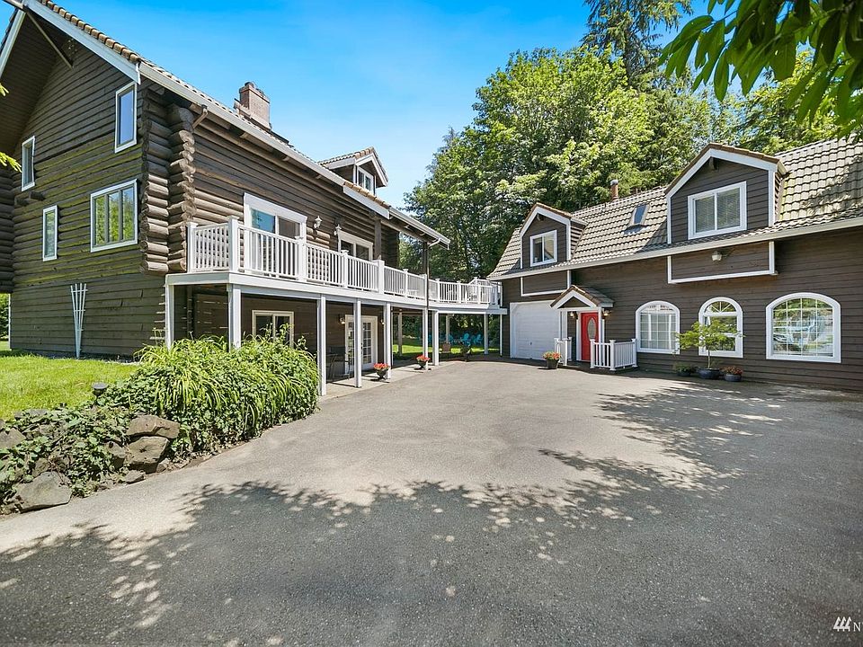 Opportunity knocks! 2 homes on one level 1.05-acre lot.>