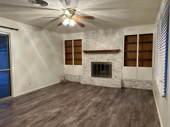 714 W 5th St, Idalou, TX 79329