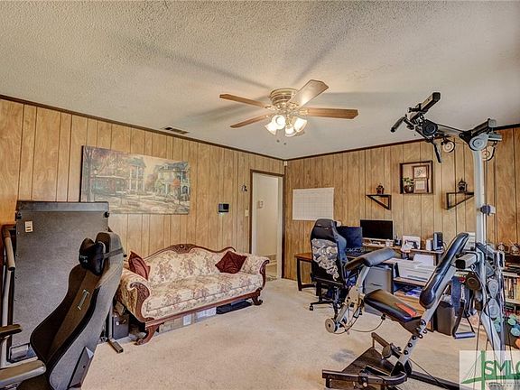 3rd image of 6 Greenbriar Dr