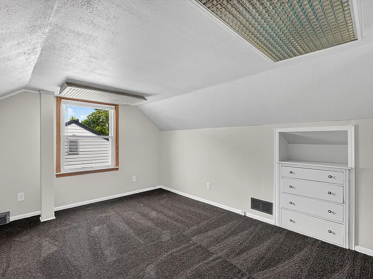 2090 Cicotte Ave — Photo 26