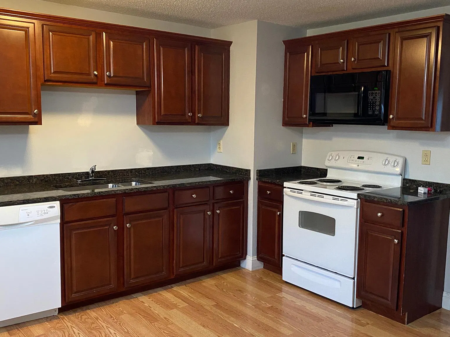 3 bed, 1.5 bath, 1000 sqft, $1,700 — Photo 1