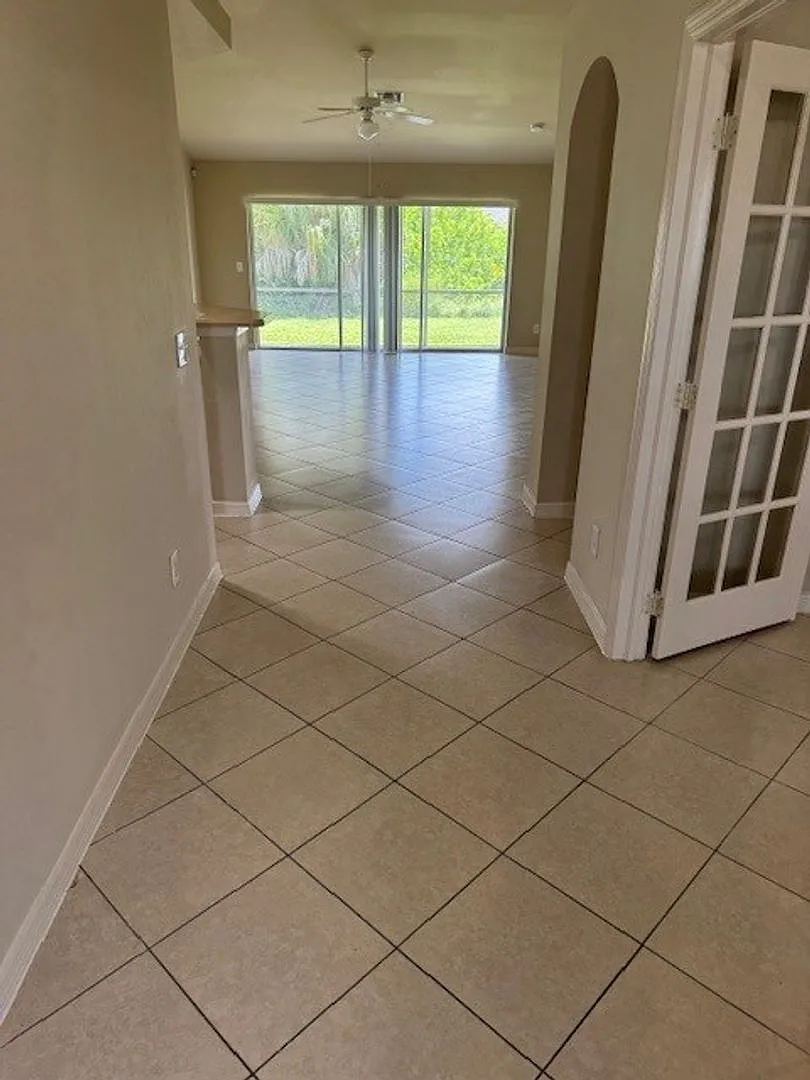 Large 3 bedroom single family home! — Photo 2