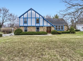 233 Stratford Ln, Inverness, IL 60010