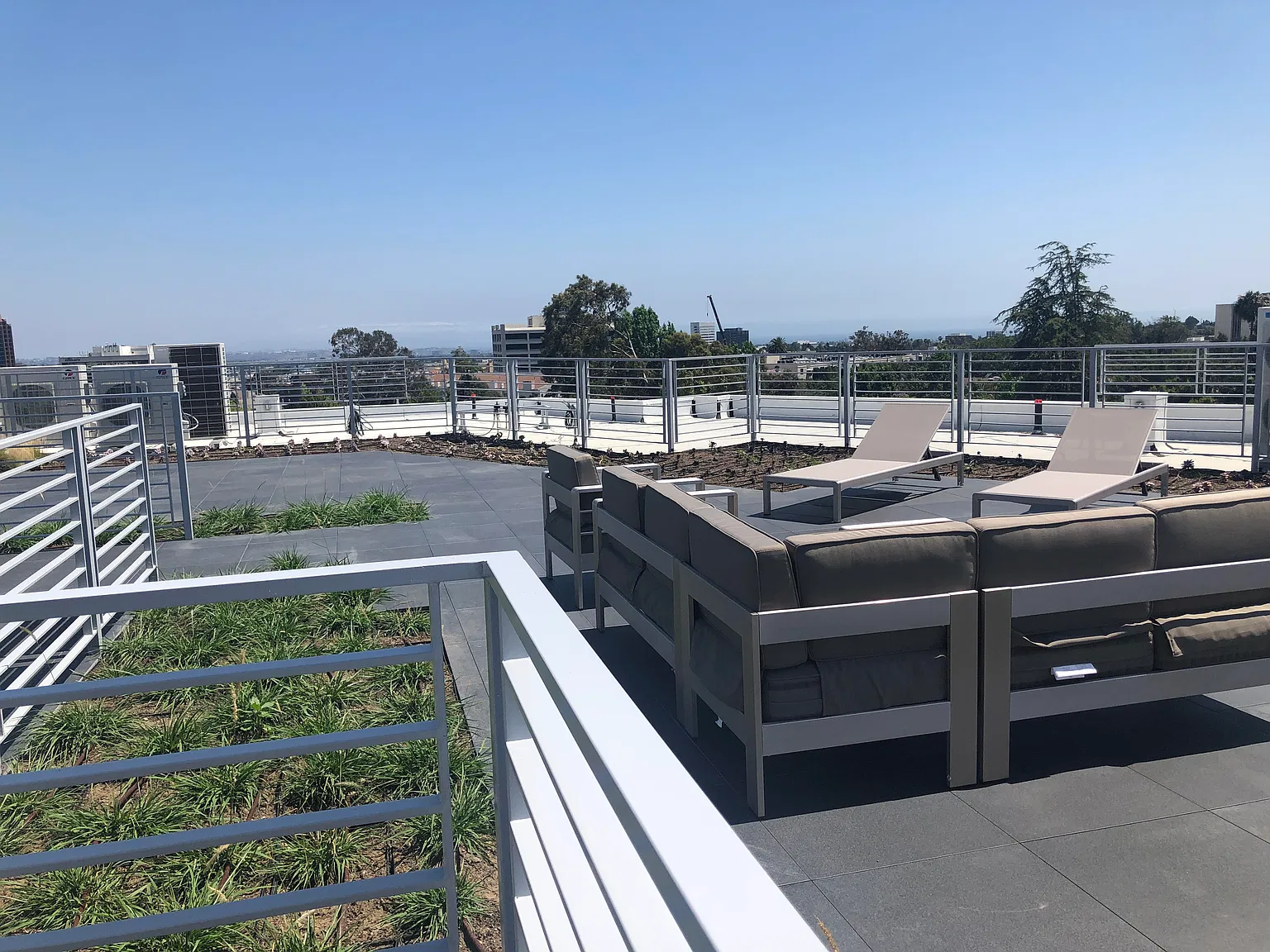 625 S Barrington Ave — Photo 3