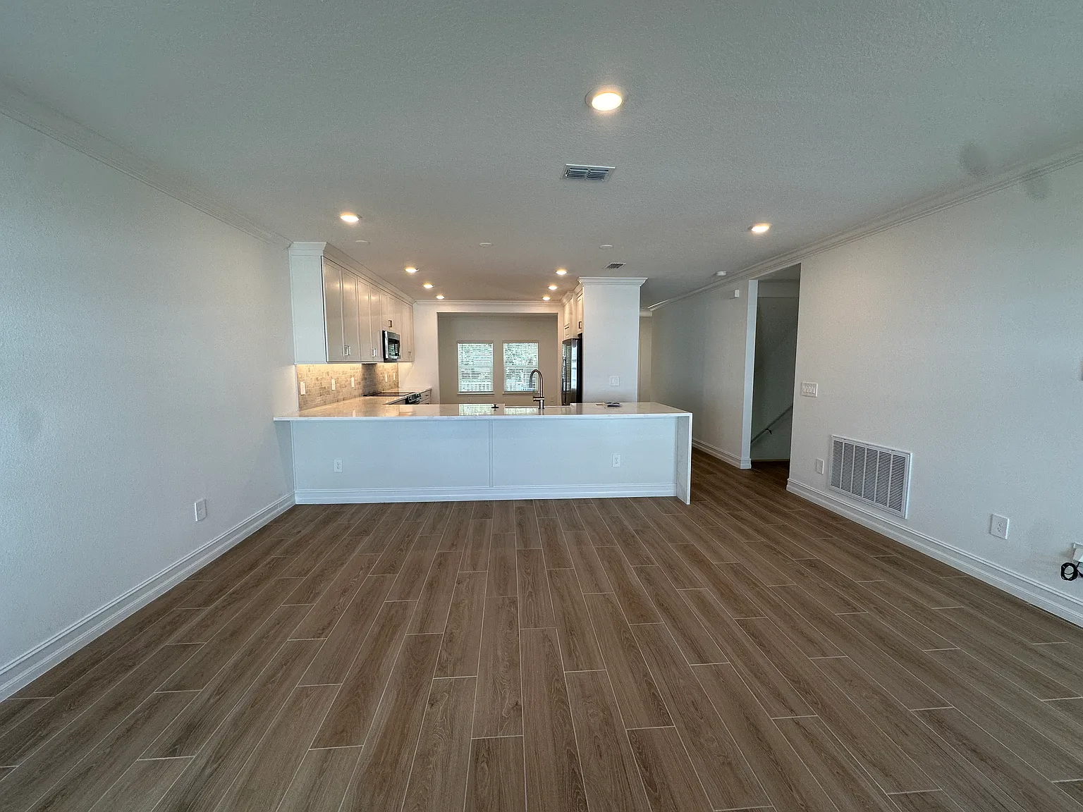 3 bed, 3.5 bath, 2192 sqft, $4,950 — Photo 3