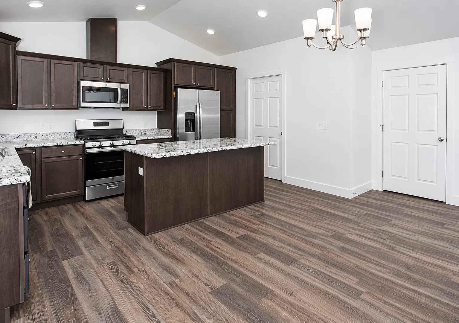 Spacious 4-Bedroom, 2-Bath Home with Open Floor Plan & Partial Furnishings — Photo 4