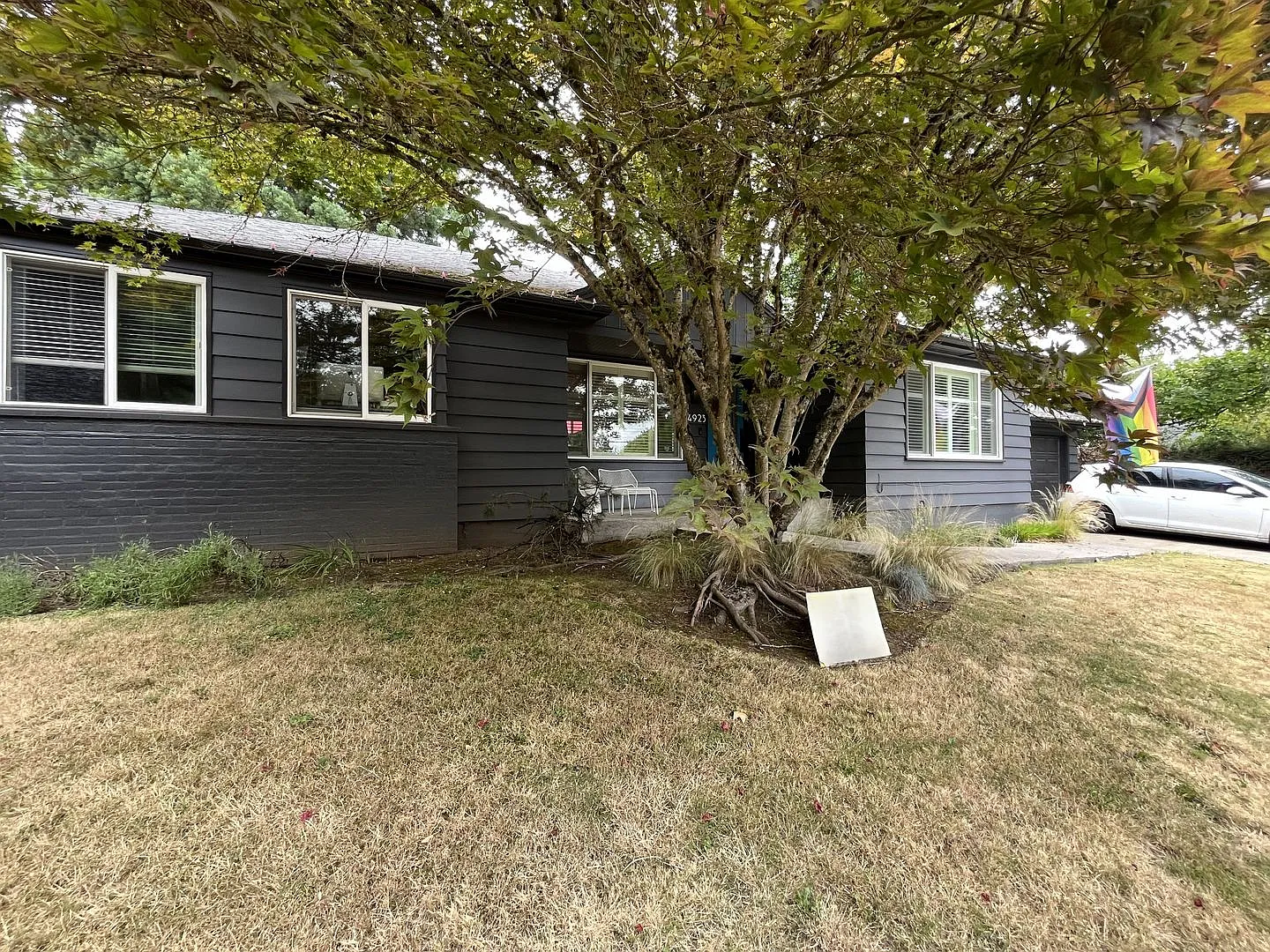 Stunning Single-Level SW Portland 3-Bedroom Home with Designer Kitchen, Park-Like Backyard, EV Ch... — Photo 3