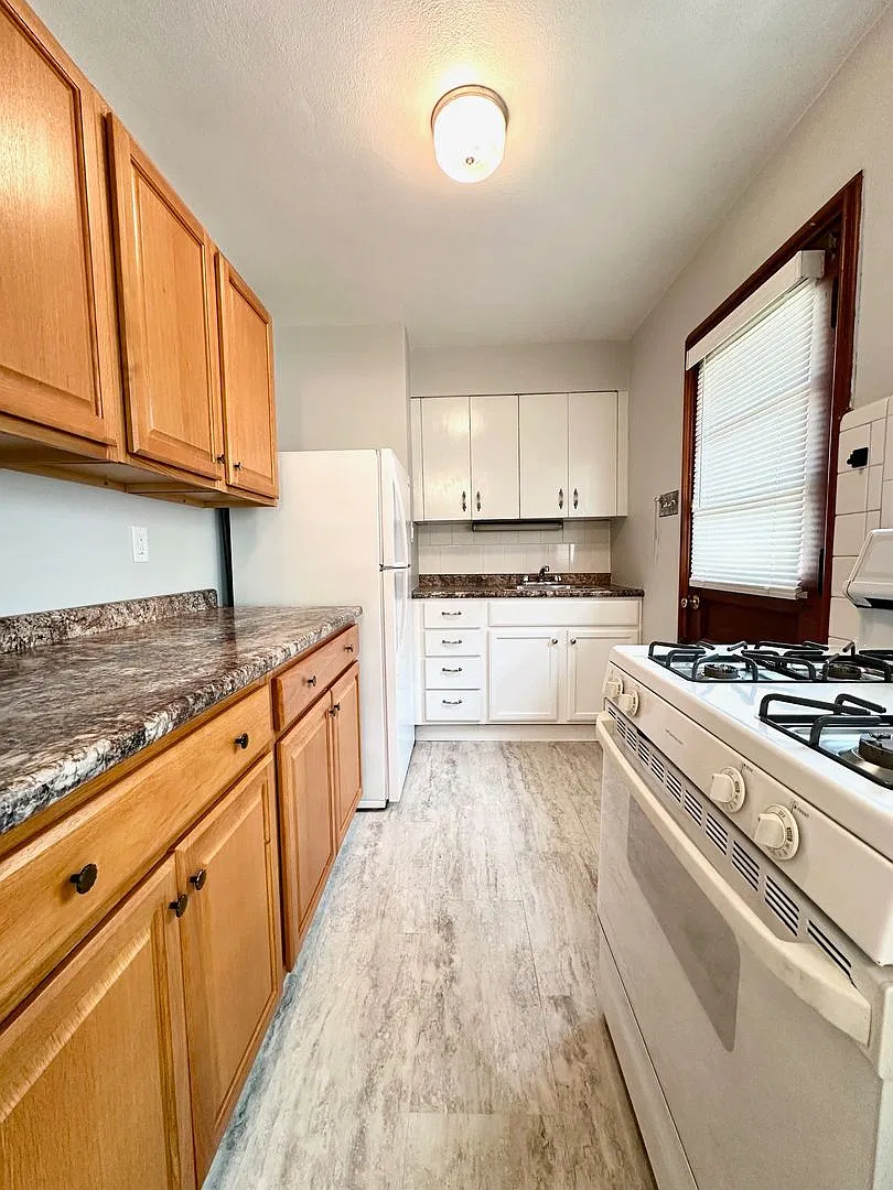 7022 Jamieson Avenue — Photo 3