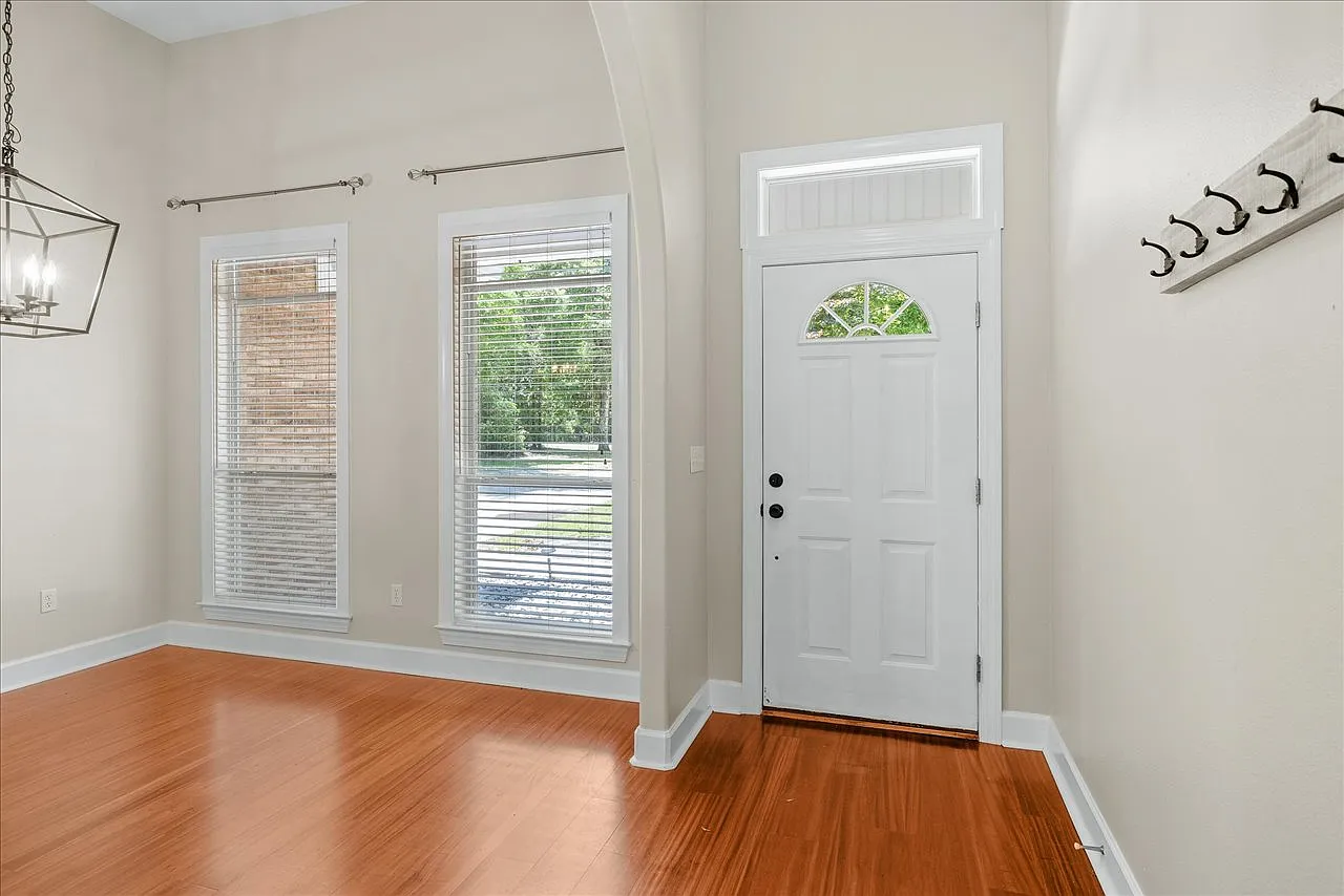 4 bed, 2042 sqft, $2,600 — Photo 2
