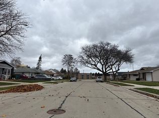 1612 Echo Ln, Racine, WI 53406