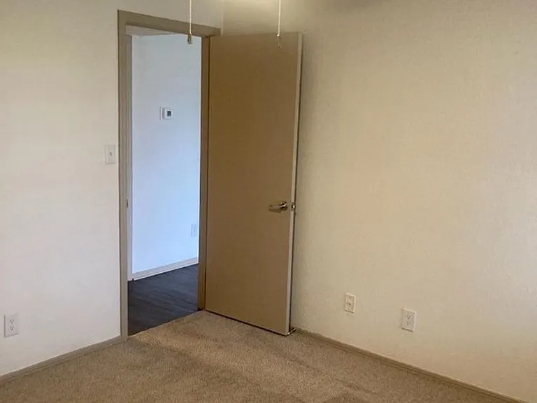 Quail Hollow Apartments — Photo 25