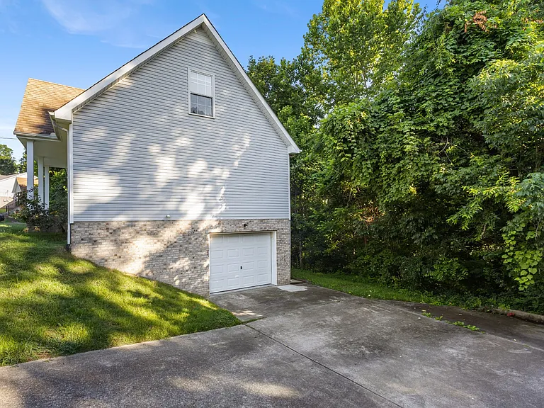 2627 Elkmont Dr — Photo 2