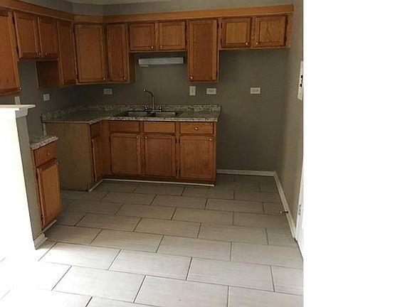 3rd image of 8956 S Escanaba Ave