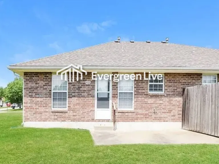 902 Johnson Cir — Photo 13