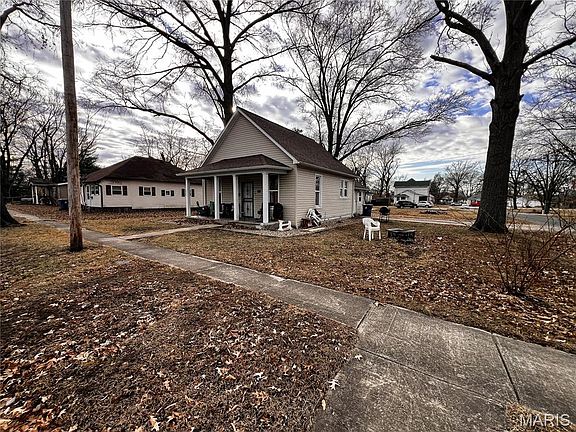 2nd image of 1002 S Maple St