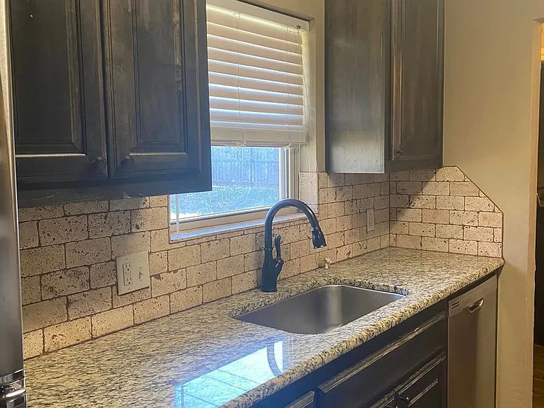 6601 NW Denver Ave — Photo 2