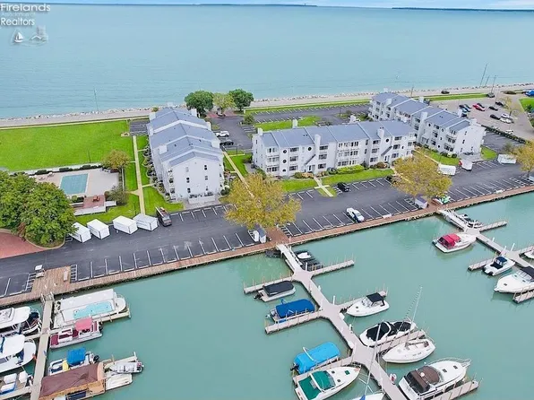 208 Clinton Reef Dr, Port Clinton, OH 43452