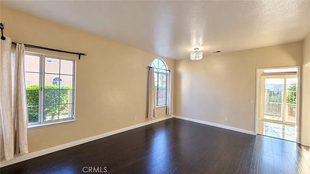 3 bed, 1383 sqft, $3,295 — Photo 2
