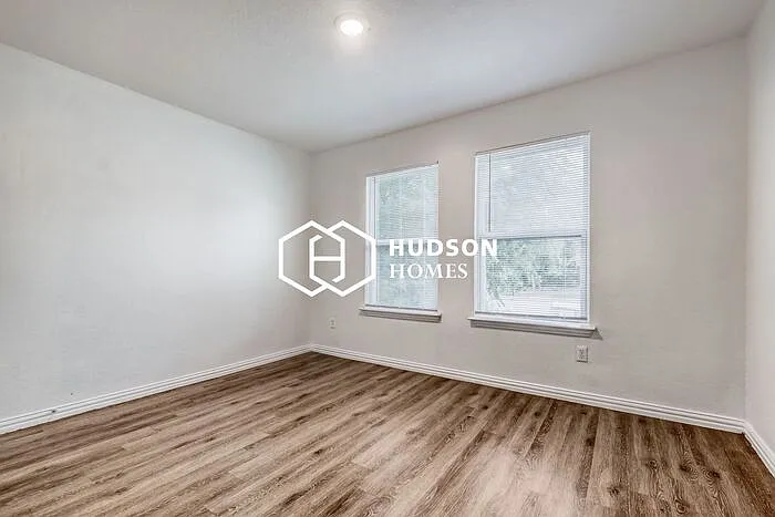 323 Ferris Ave — Photo 6