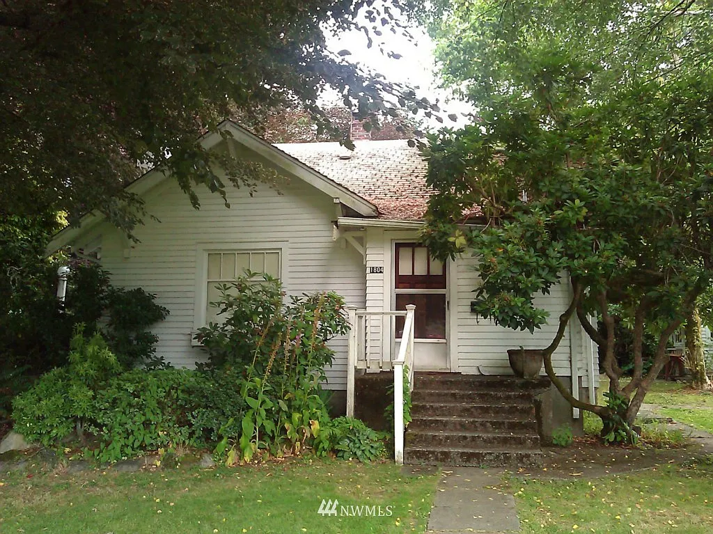1804 McCormick Street NE photo 1