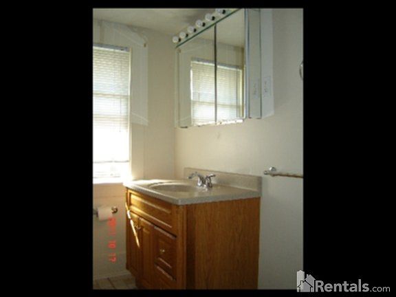 5th image of 259 E Howard St