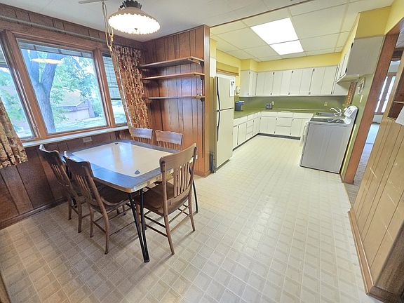 4th image of 56 E Charles St