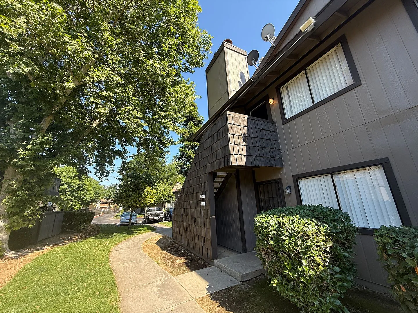 Must See!! Upstairs 2 bedroom, 1 bathroom condo located in the gated community of Sunnyside, CA — Photo 4