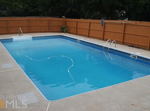 4th image of 155 Marilyn Dr E
