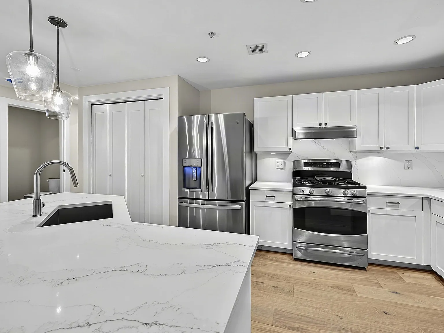 2 bed, 2.5 bath, 1633 sqft, $4,950 — Photo 3