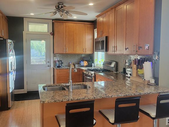 3rd image of 2622 W Farwell Ave Unit 2