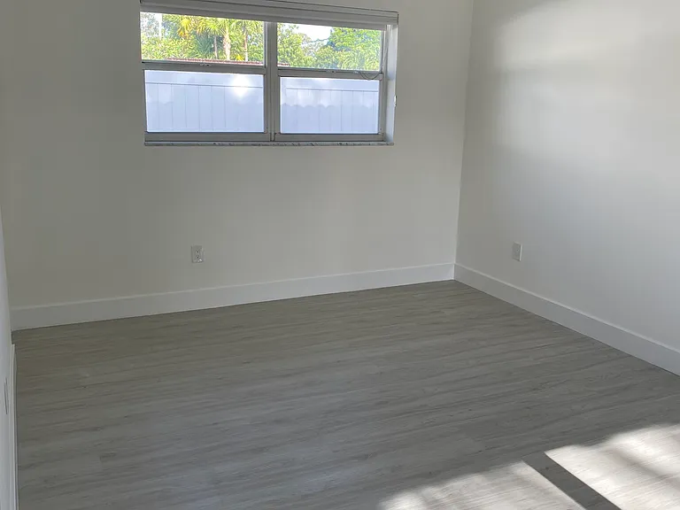 619 SW 3rd St — Photo 12