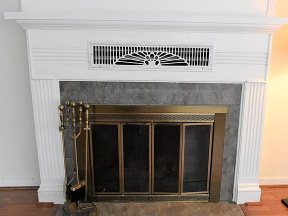 3rd image of 221 Courtland St