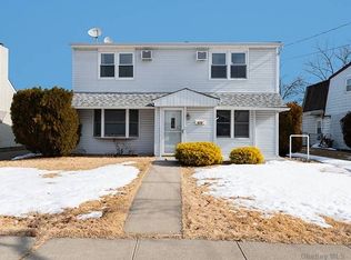 872 Grand Blvd, Westbury, NY 11590