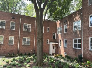 3 Edwards St, Roslyn Heights, NY 11577
