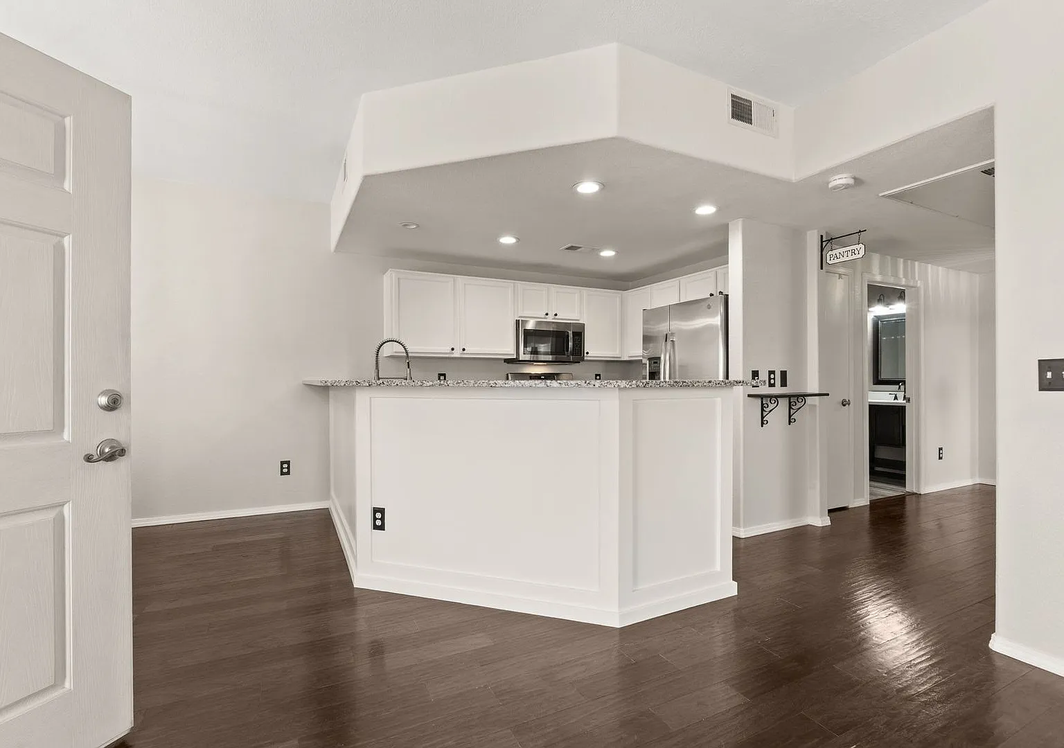 Upscale Condo | 3 Bed / 2 Bath | Garage+ 1 Assigned Parking | Gated Community | Rancho Mirage | N... — Photo 4