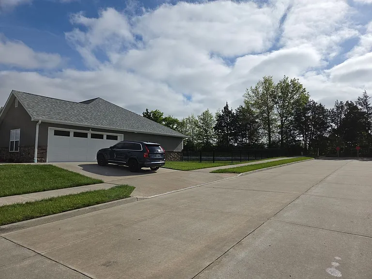 1512 Spring Mountain Dr — Photo 17