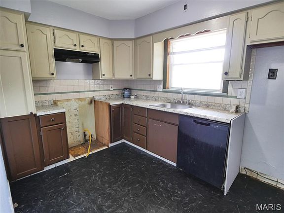 4th image of 8334 Carl Ave
