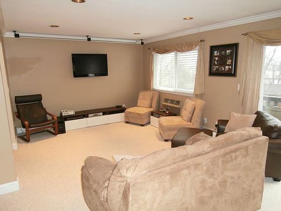 3rd image of 234 Coachlight Sq #234