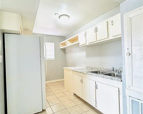 5th image of 1002 Miller Ave #12
