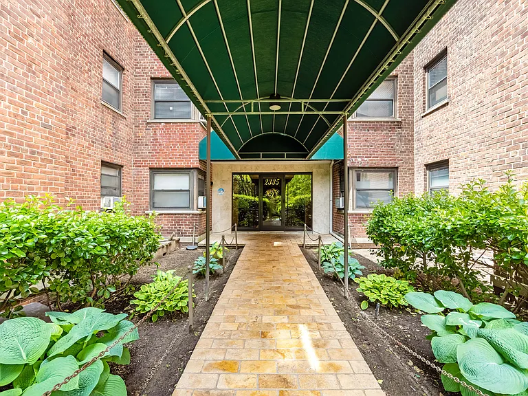 2335 Hudson Ter #D6 — Photo 16