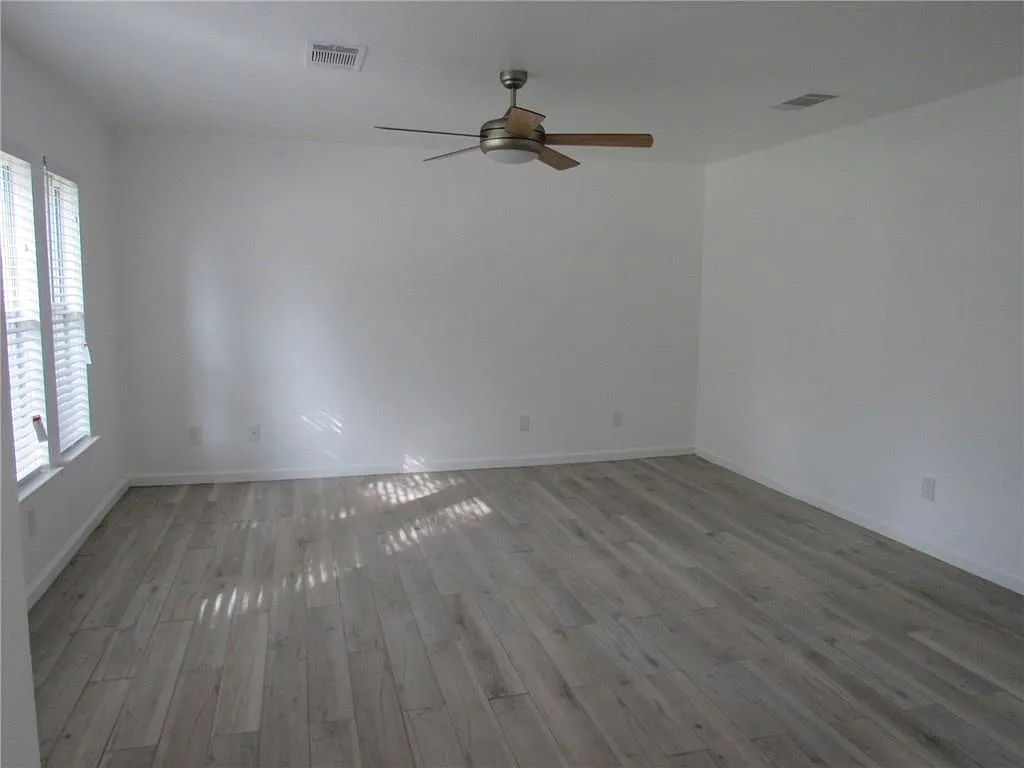 4 bed, 2.5 bath, 2801 sqft, $2,400 — Photo 3