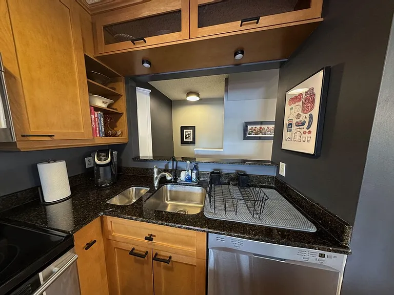 220 Goulet St #E — Photo 10