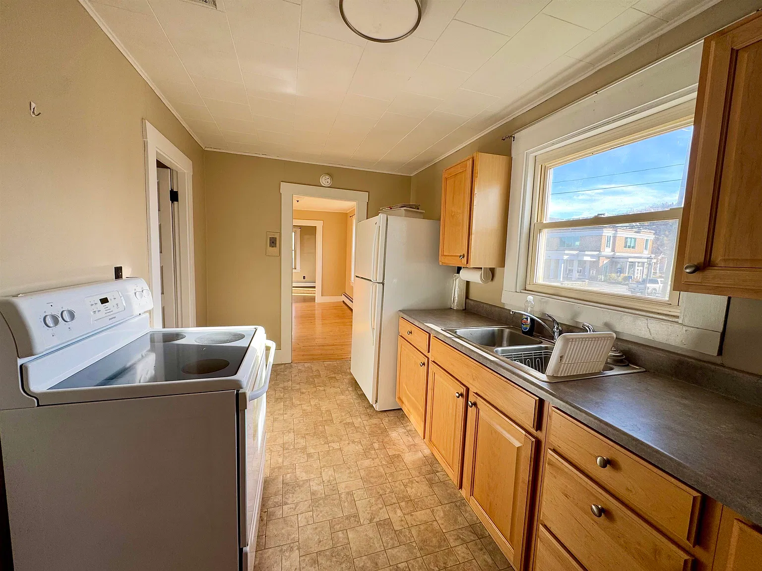 2 bed, 1.0 bath, 869 sqft, $1,200 — Photo 2