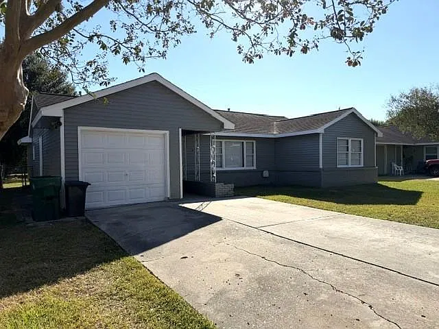3 bed, 1.0 bath, 1454 sqft, $1,575 — Photo 2