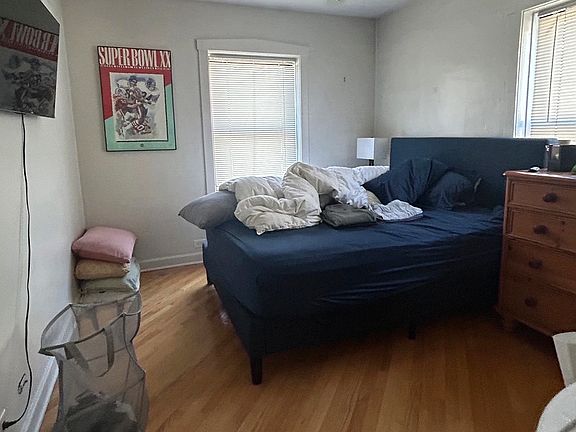 3rd image of 3323 N Lakewood Ave APT 2