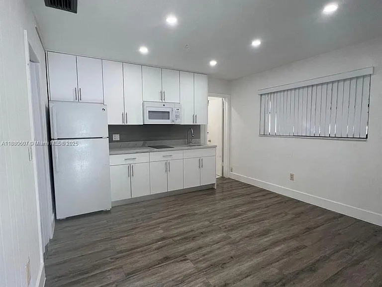 222 SW 8th St #C — Photo 4